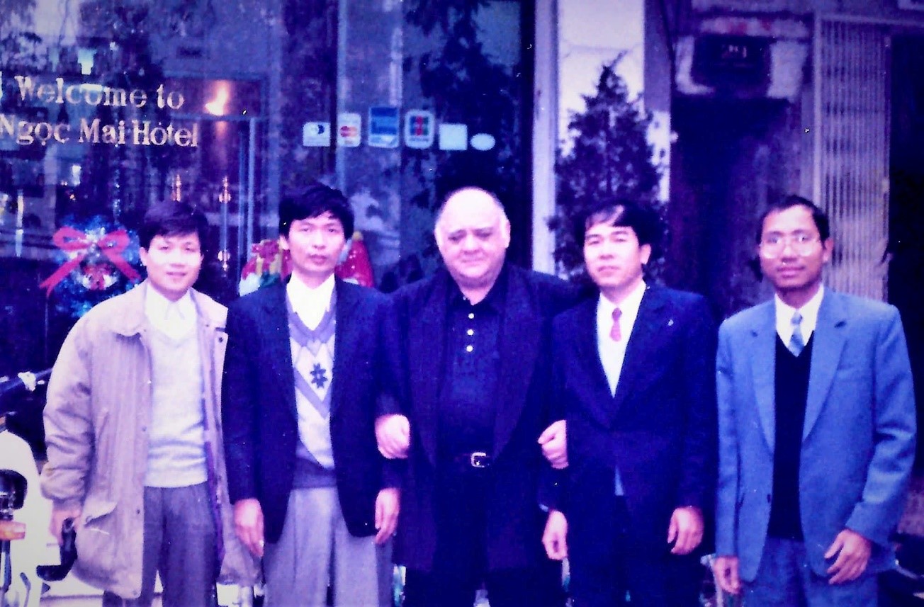 Viện sĩ Azat Khalilovich Mirzajanzade sang thăm các học trò tại Việt Nam năm 1997